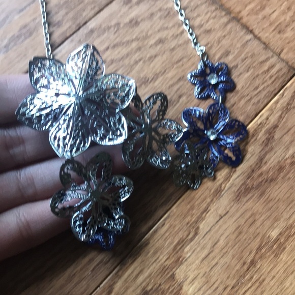 NAVY silver fillagree floral necklace - Picture 4 of 4